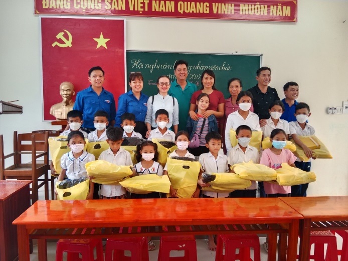 Đoàn thanh niên Sở Khoa học và Công nghệ tỉnh Trà Vinh  tặng quà cho học sinh khó khăn tại xã Huyền Hội